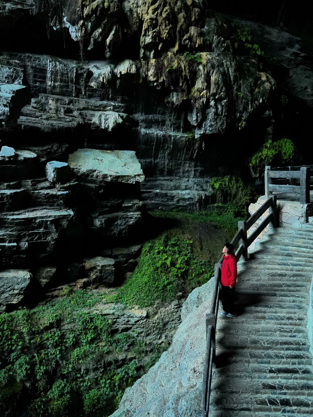 Chengdu/Chongqing-Walking through the cracks of the Tiankeng coal seam in Wulong, Chongqing, is like a fairyland of nature!