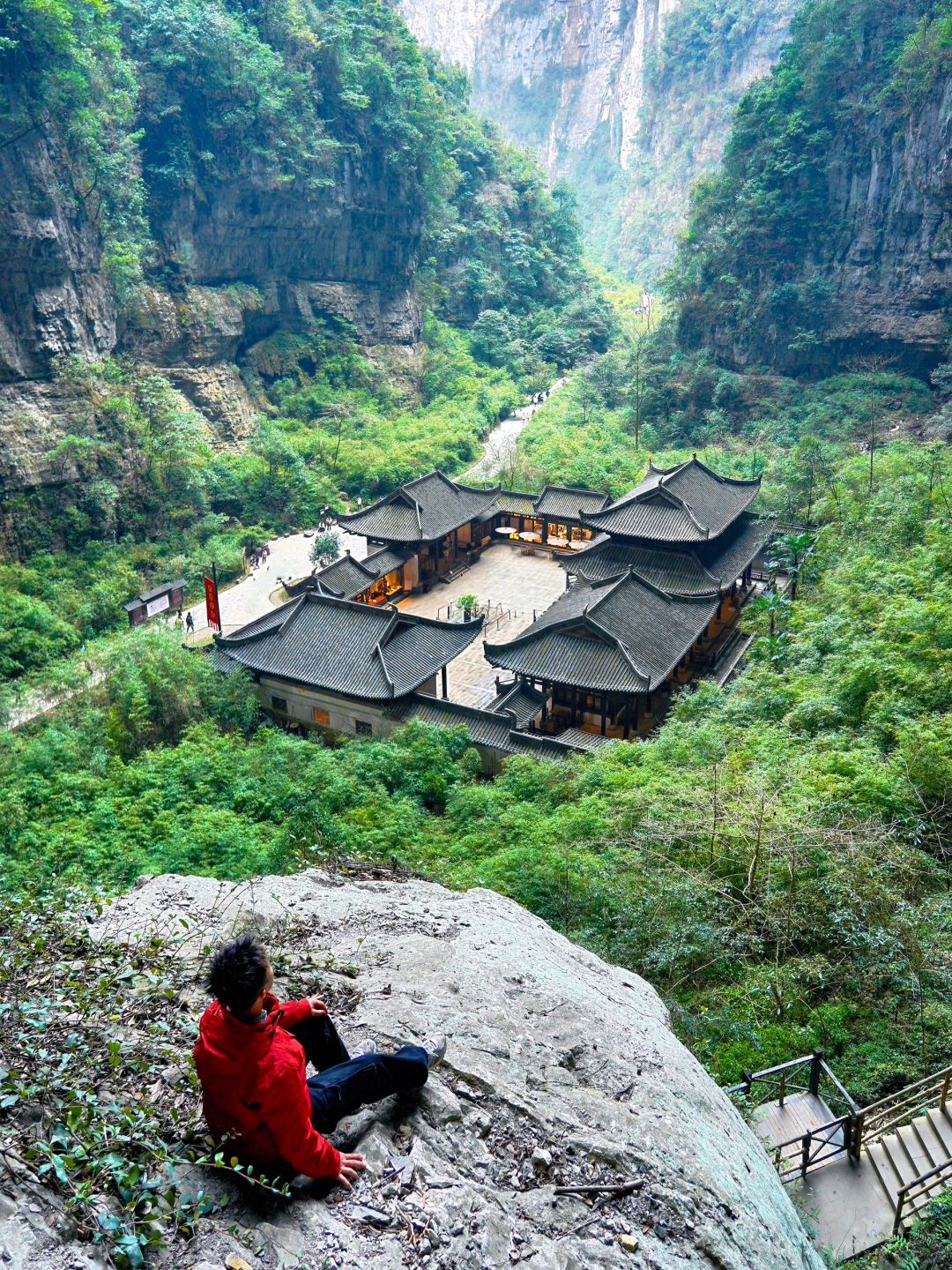 Chengdu/Chongqing-Walking through the cracks of the Tiankeng coal seam in Wulong, Chongqing, is like a fairyland of nature!