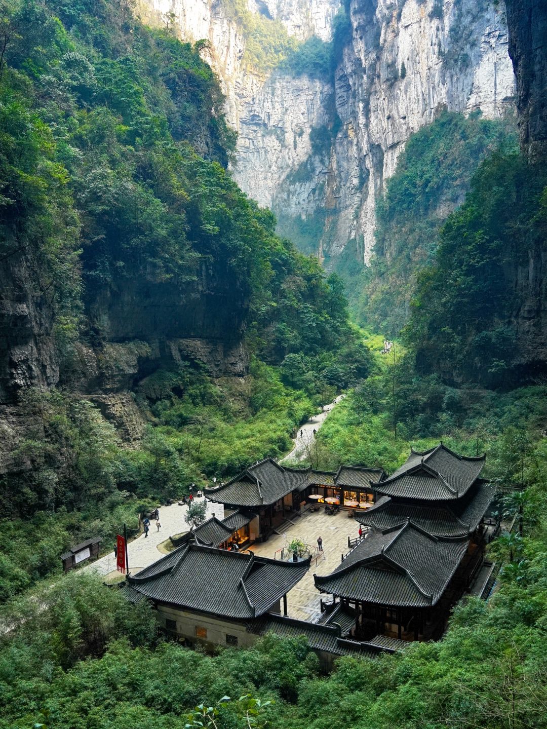 Chengdu/Chongqing-Walking through the cracks of the Tiankeng coal seam in Wulong, Chongqing, is like a fairyland of nature!