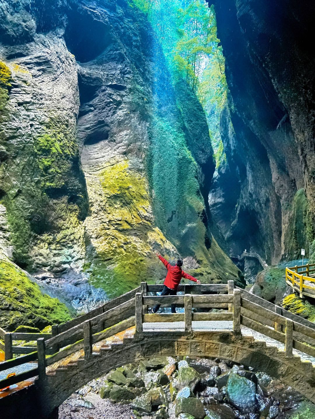 Chengdu/Chongqing-Walking through the cracks of the Tiankeng coal seam in Wulong, Chongqing, is like a fairyland of nature!