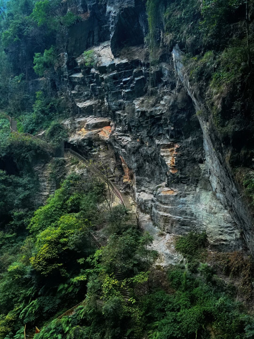 Chengdu/Chongqing-Walking through the cracks of the Tiankeng coal seam in Wulong, Chongqing, is like a fairyland of nature!