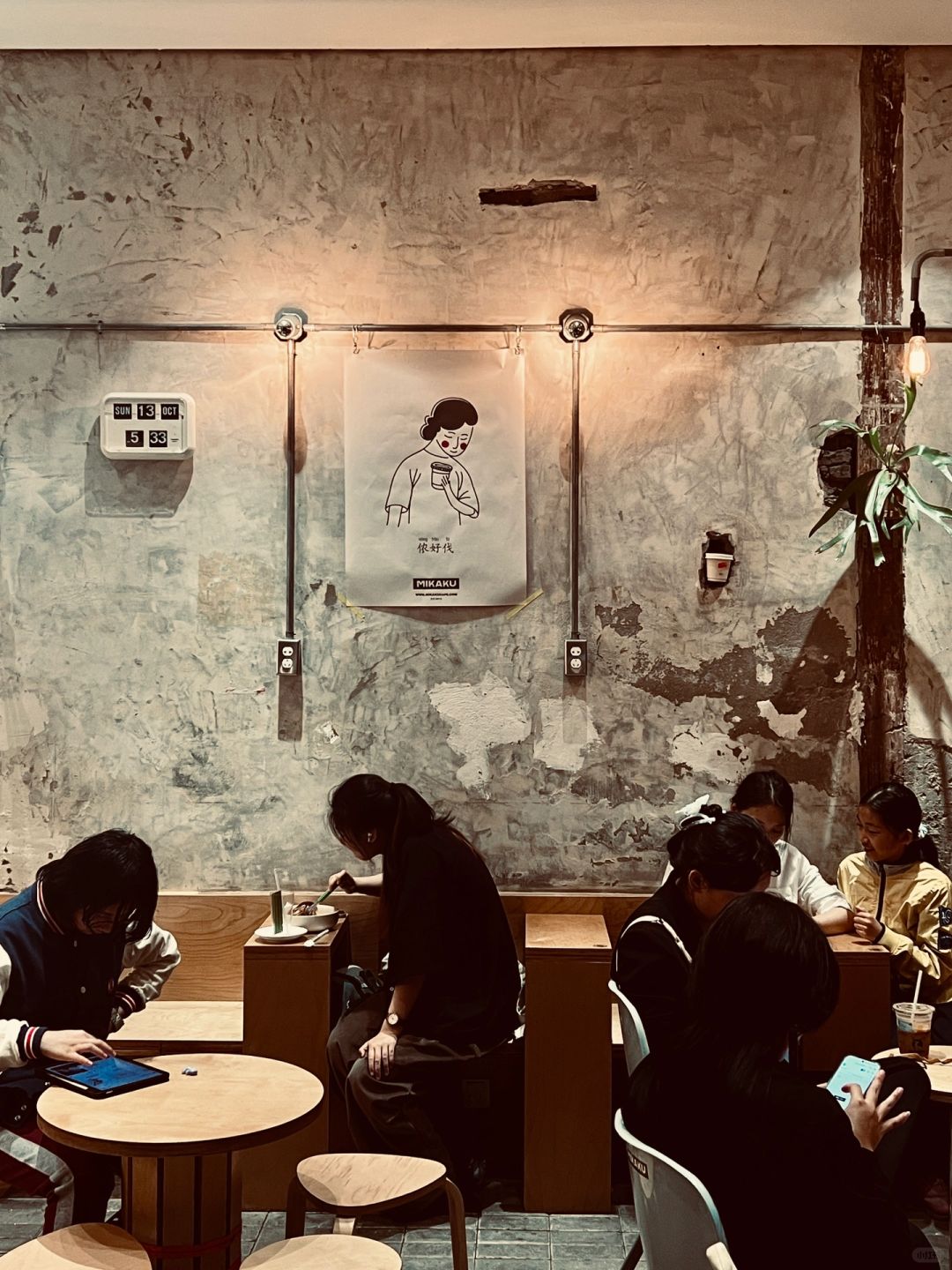 Shanghai/Hangzhou-MIKAKU💐, Roadside coffee shop in downtown Shanghai, is a small shop surrounded by people.