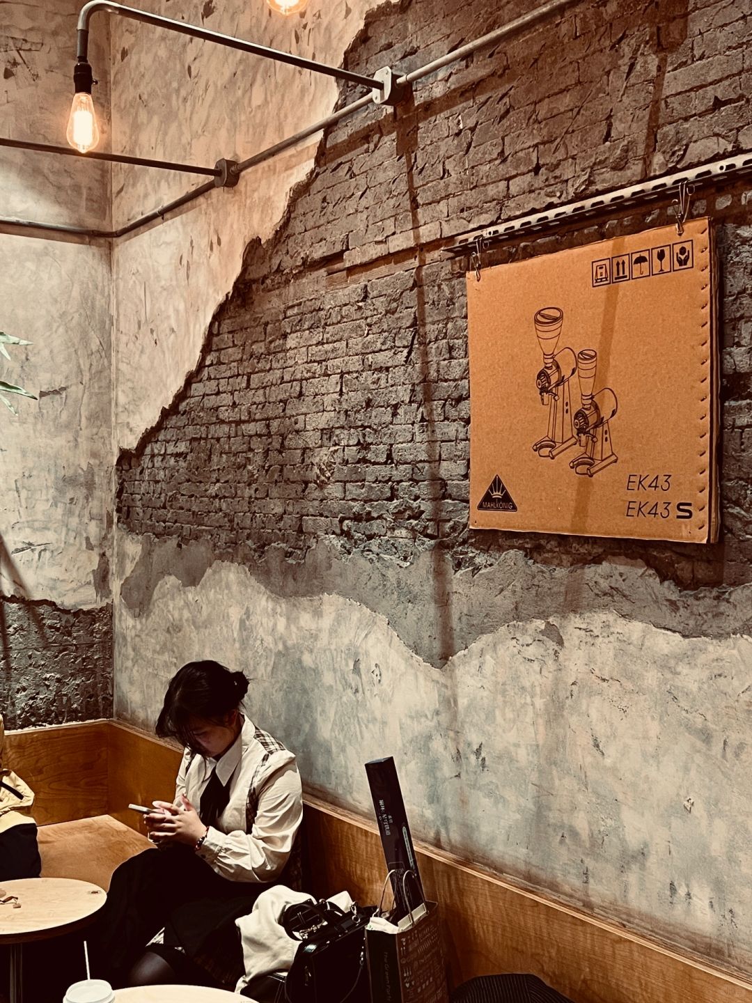 Shanghai/Hangzhou-MIKAKU💐, Roadside coffee shop in downtown Shanghai, is a small shop surrounded by people.