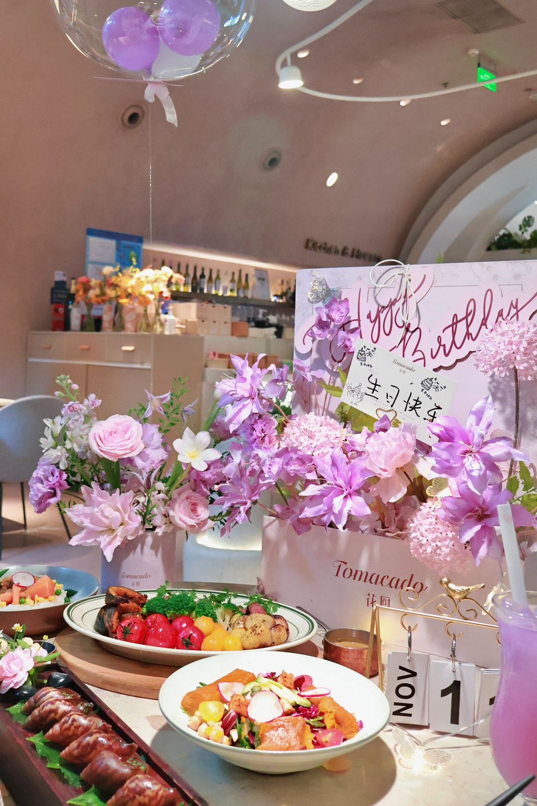 Shanghai/Hangzhou-Shanghai Tomato Flower Restaurant is filled with fresh flowers, perfect for couples!