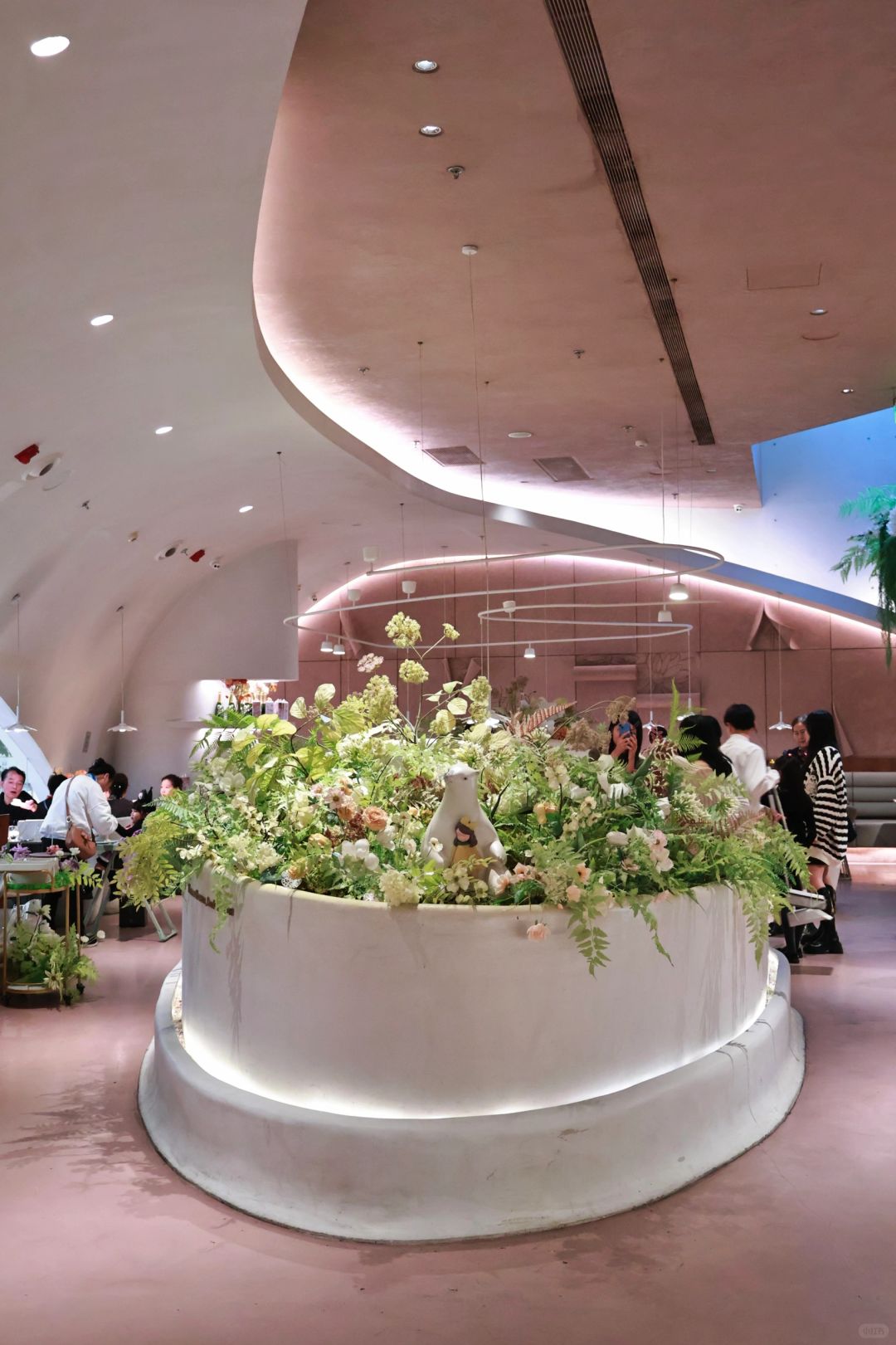 Shanghai/Hangzhou-Shanghai Tomato Flower Restaurant is filled with fresh flowers, perfect for couples!