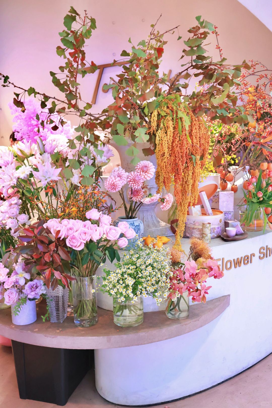 Shanghai/Hangzhou-Shanghai Tomato Flower Restaurant is filled with fresh flowers, perfect for couples!