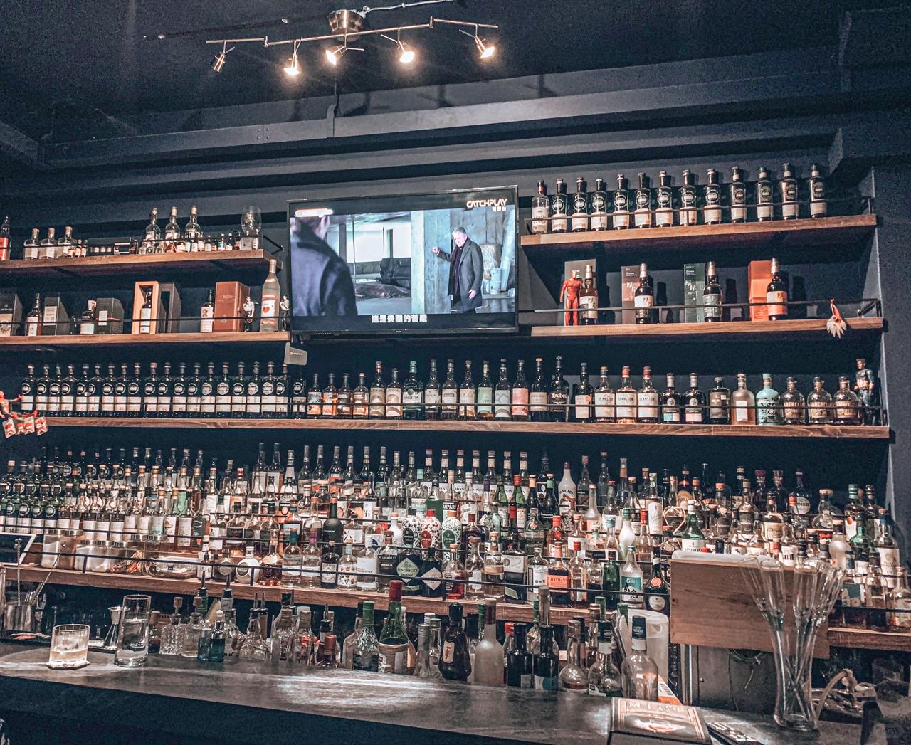 Taiwan-Chiayi O’my bar has smoking area inside the store. Fried food and non-alcoholic drinks available