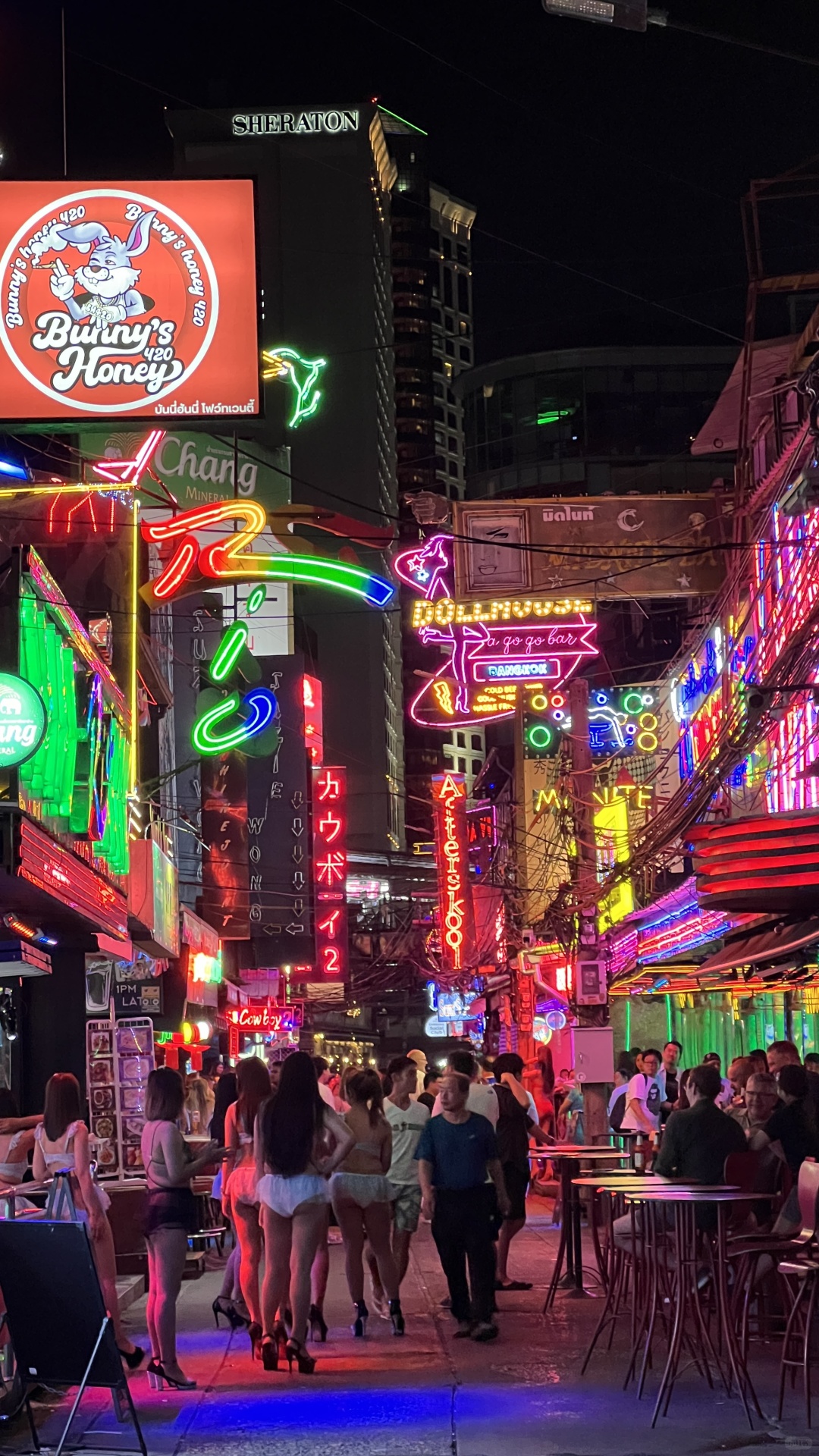 Bangkok-The hot bar street in Sukhumvit's red-light district, but I forgot to let go of my boyfriend