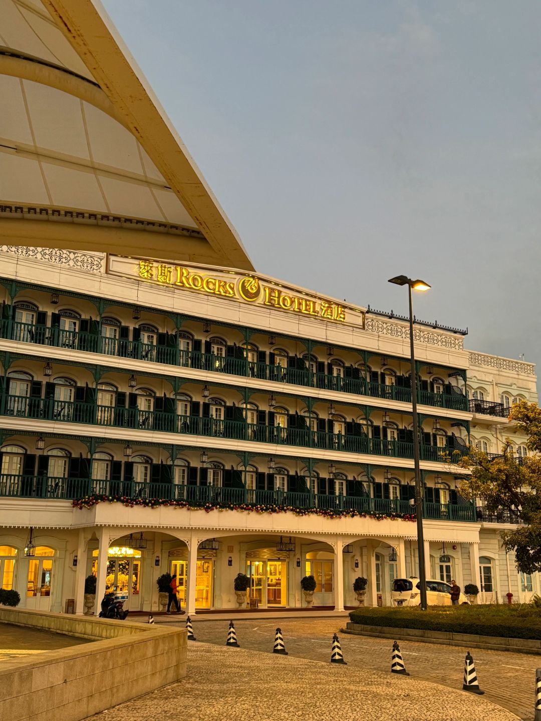 Macao-Rocks Hotel in Macau Old Town with sea view, full of life, retro and exquisite decoration