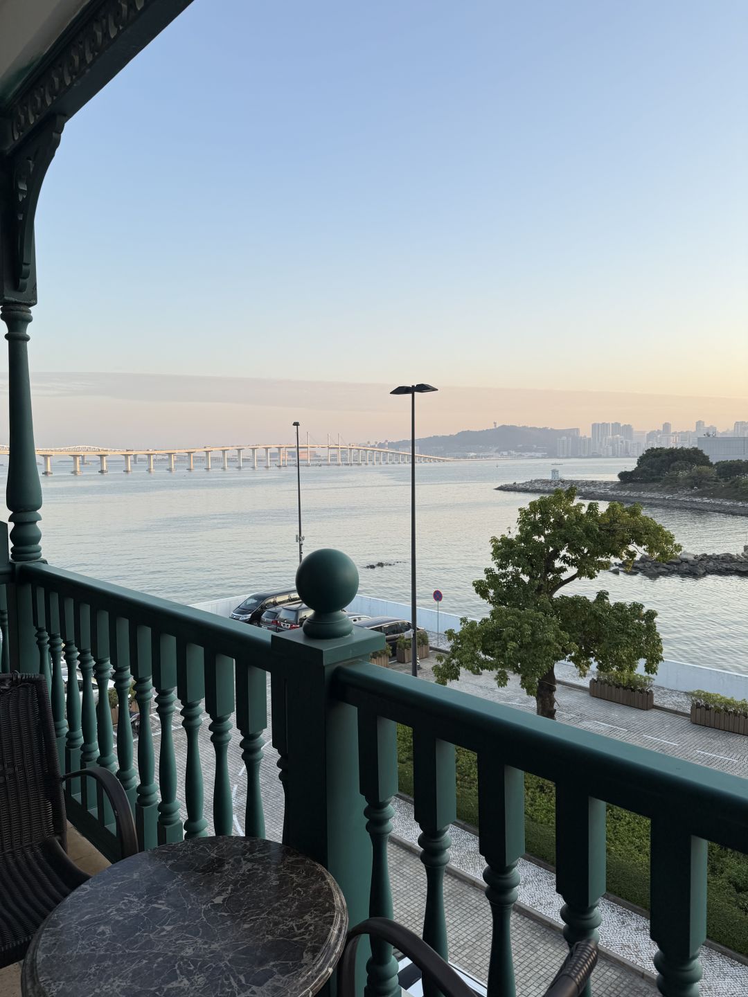 Macao-Rocks Hotel in Macau Old Town with sea view, full of life, retro and exquisite decoration