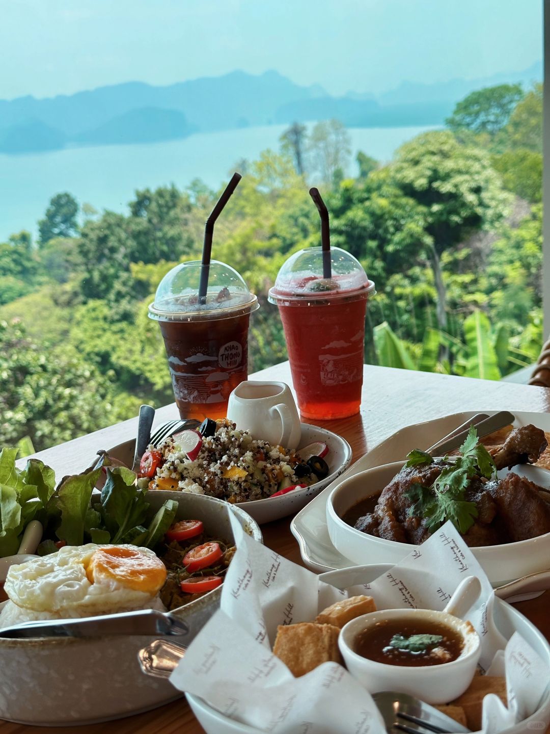 Krabi-Khao Thonghill Krabi mountaintop restaurant, very beautiful green plants and lake views