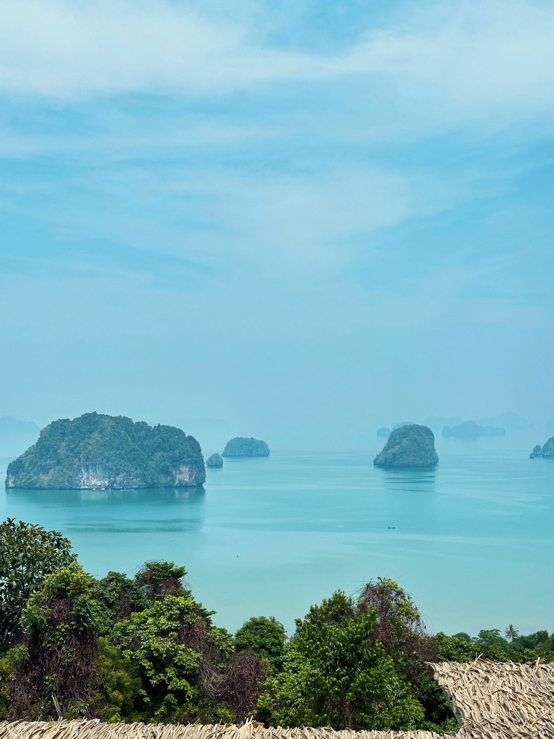 Krabi-Khao Thonghill Krabi mountaintop restaurant, very beautiful green plants and lake views