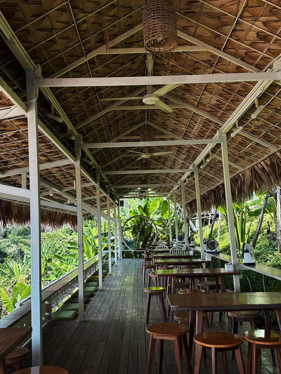 Krabi-Khao Thonghill Krabi mountaintop restaurant, very beautiful green plants and lake views