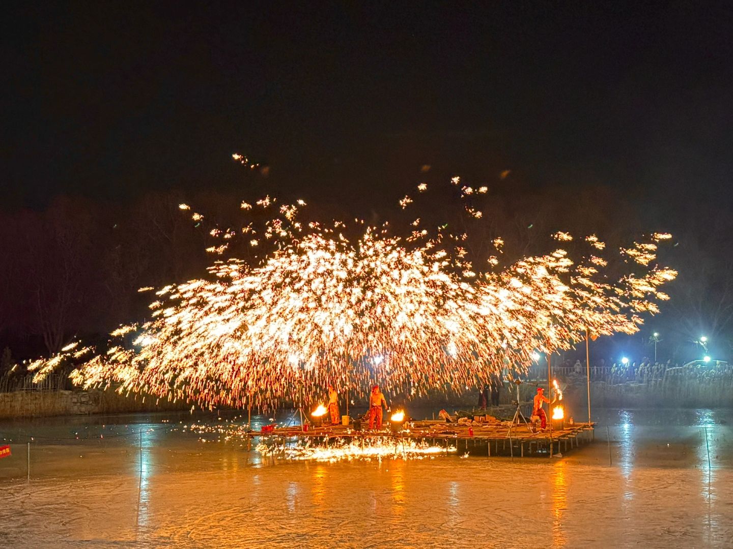 Beijing/Tianjin-Beijing Daoxianghu Park has a performance of making iron flowers, and every time I watch it, I am shocked!