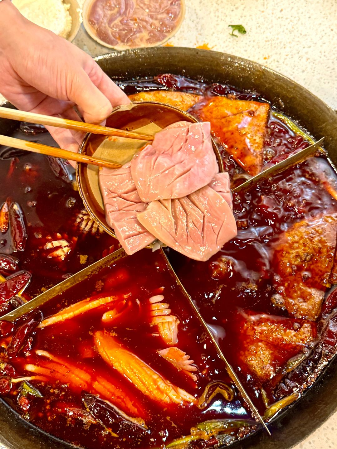 Chengdu/Chongqing-Chongqing Erhotpot, the bottom of the pot is fragrant and mellow, but a bit spicy!