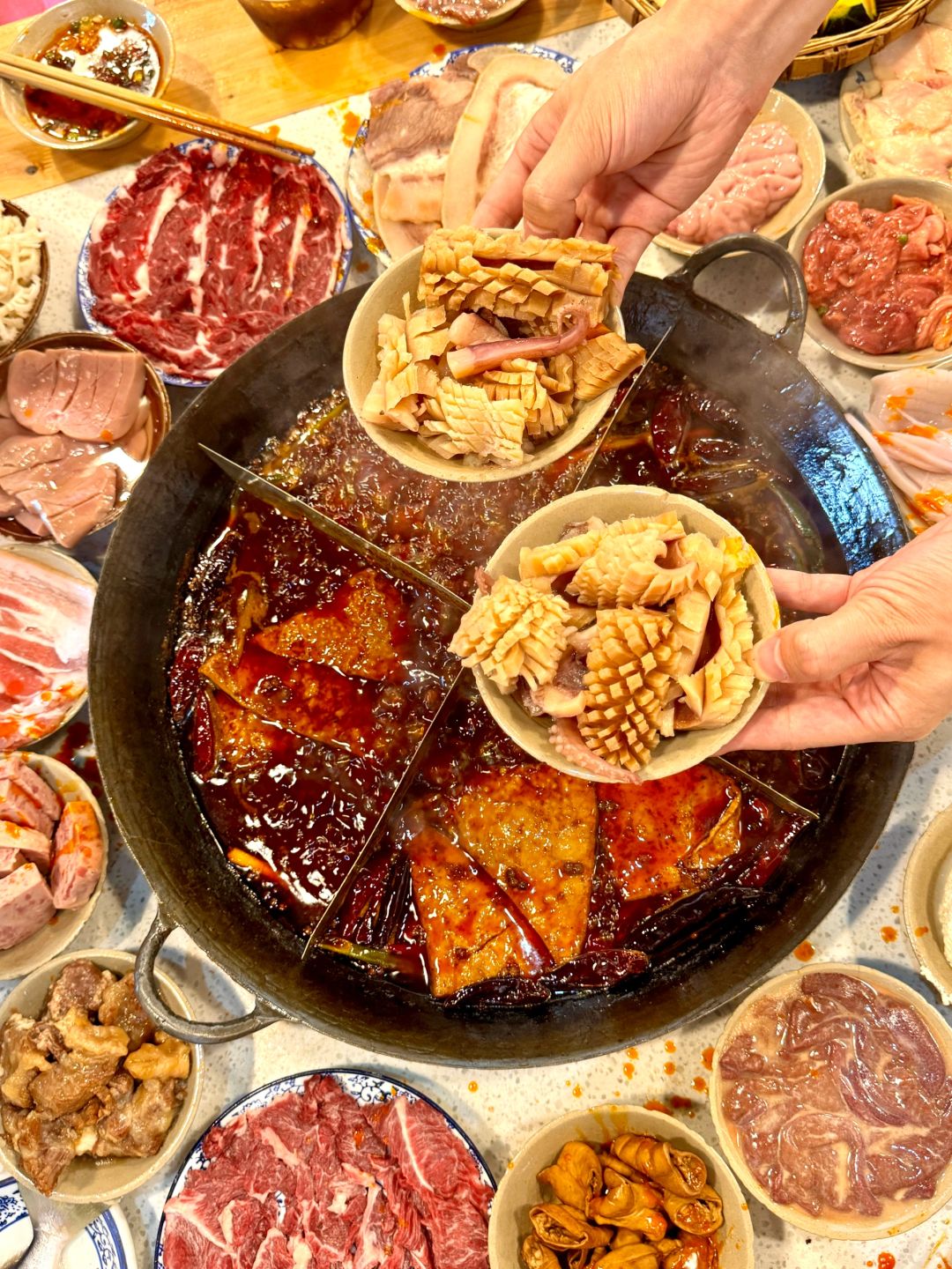 Chengdu/Chongqing-Chongqing Erhotpot, the bottom of the pot is fragrant and mellow, but a bit spicy!