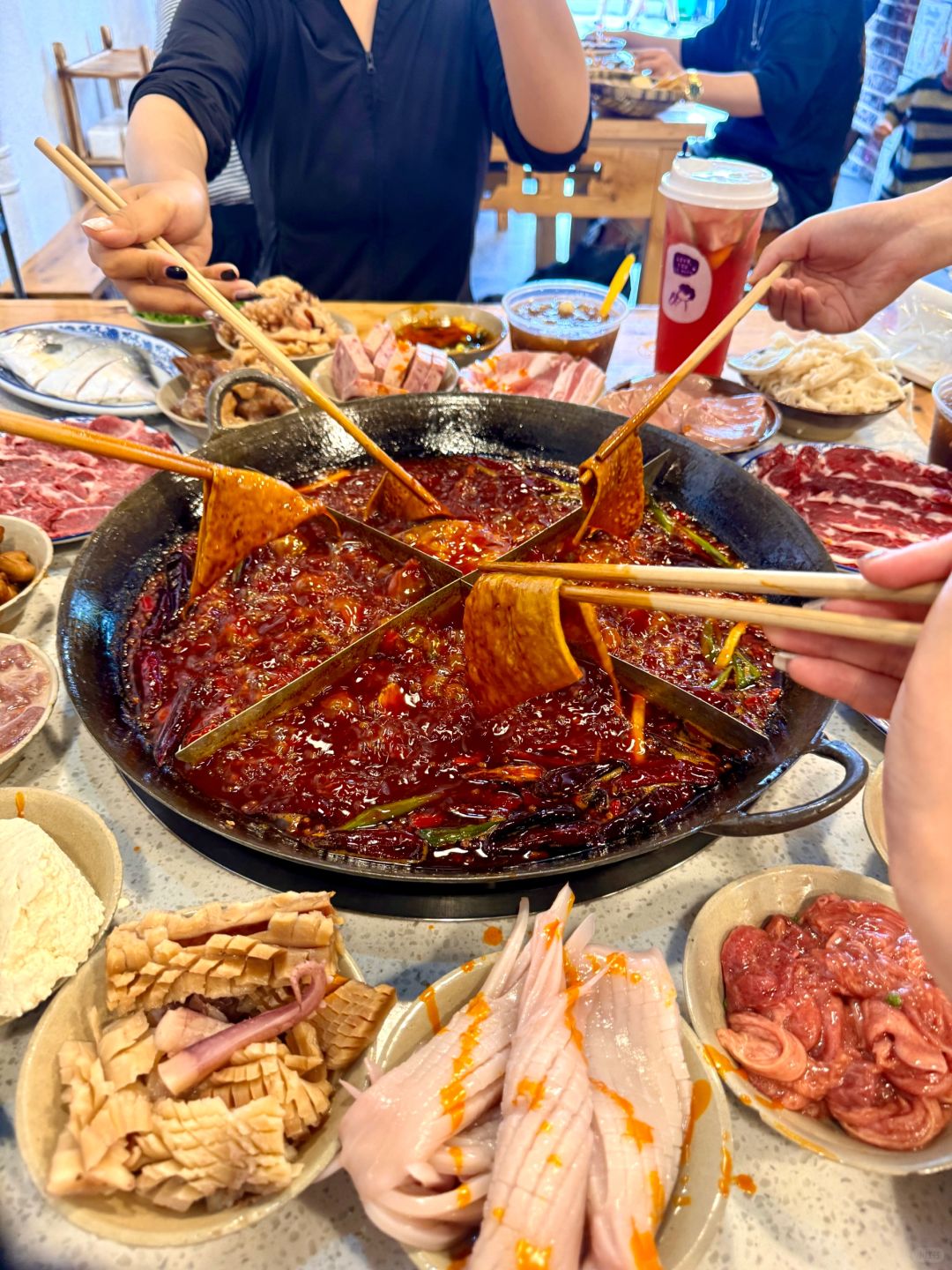 Chengdu/Chongqing-Chongqing Erhotpot, the bottom of the pot is fragrant and mellow, but a bit spicy!