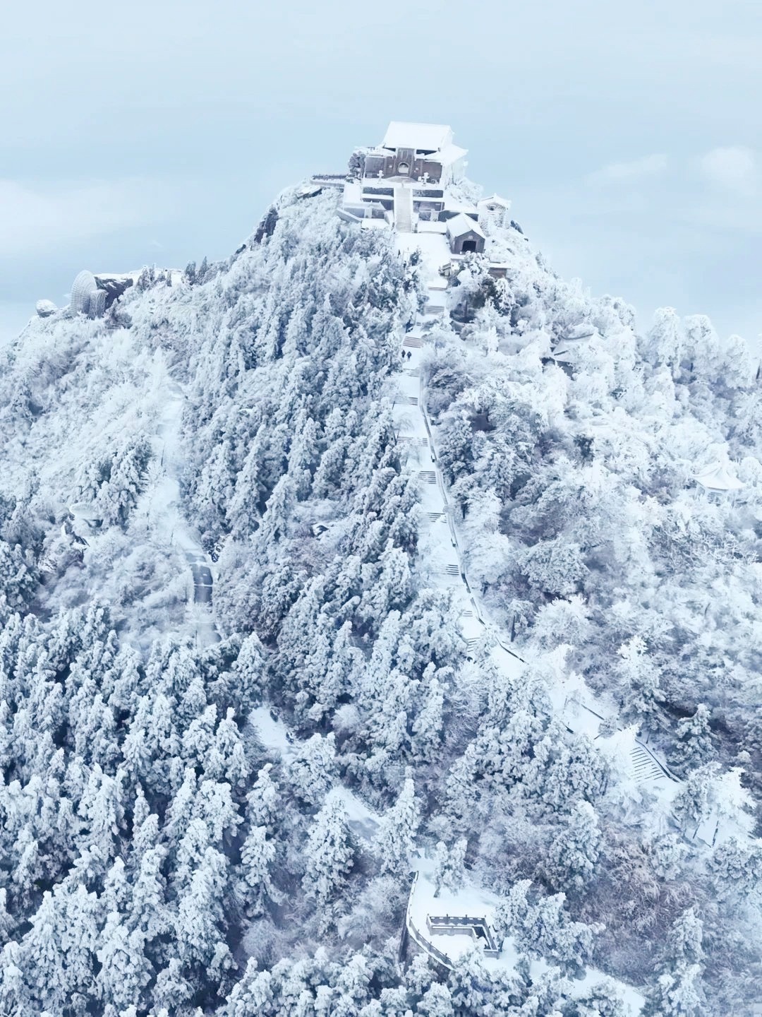 Changsha-There are many places to admire rime in Hunan, and the mountaintops are covered with crystal clear mist, like jade trees!