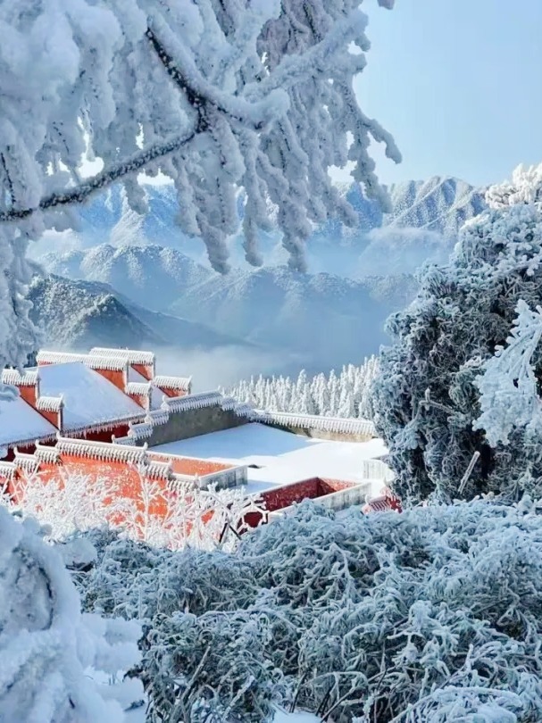 Changsha-There are many places to admire rime in Hunan, and the mountaintops are covered with crystal clear mist, like jade trees!