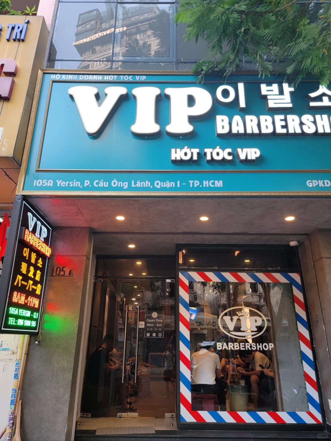 Ho Chi Minh-Experience a four-hand massage at HOT TOC VIP Emperor Hair Salon in Ho Chi Minh