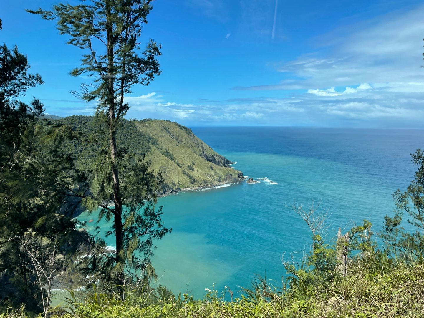 Clark/Angel City-A Filipino student went on one-day trip to Dingalan and saw the beautiful Tiffany blue water