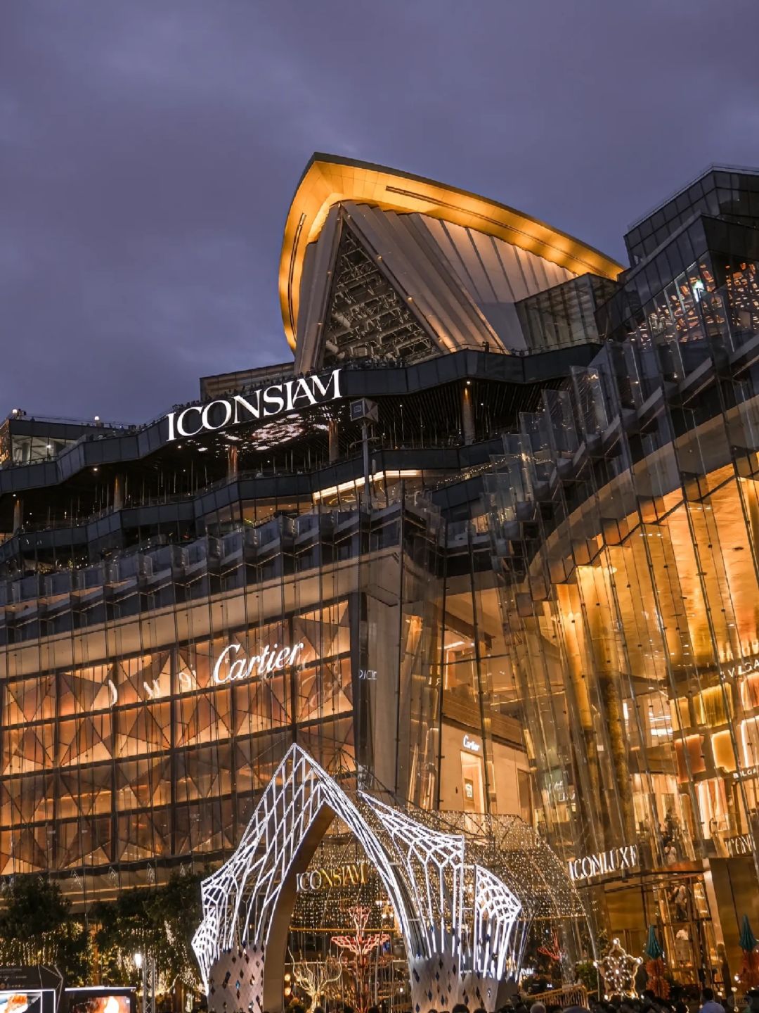 Bangkok-Iconsiam, Shopping mall in Bangkok, is home to international brands and gourmet food