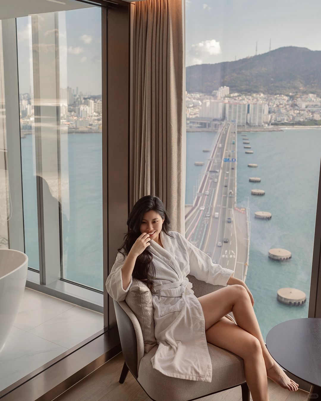 Busan/Jeju-Wyndham Grand Hotel Busan, the room and bathroom windows all look out to the sea