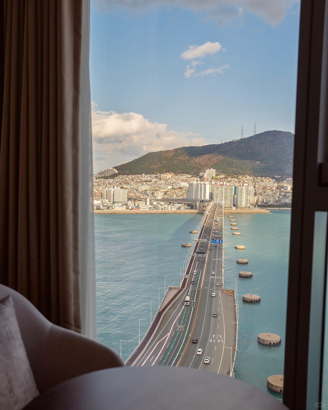 Busan/Jeju-Wyndham Grand Hotel Busan, the room and bathroom windows all look out to the sea