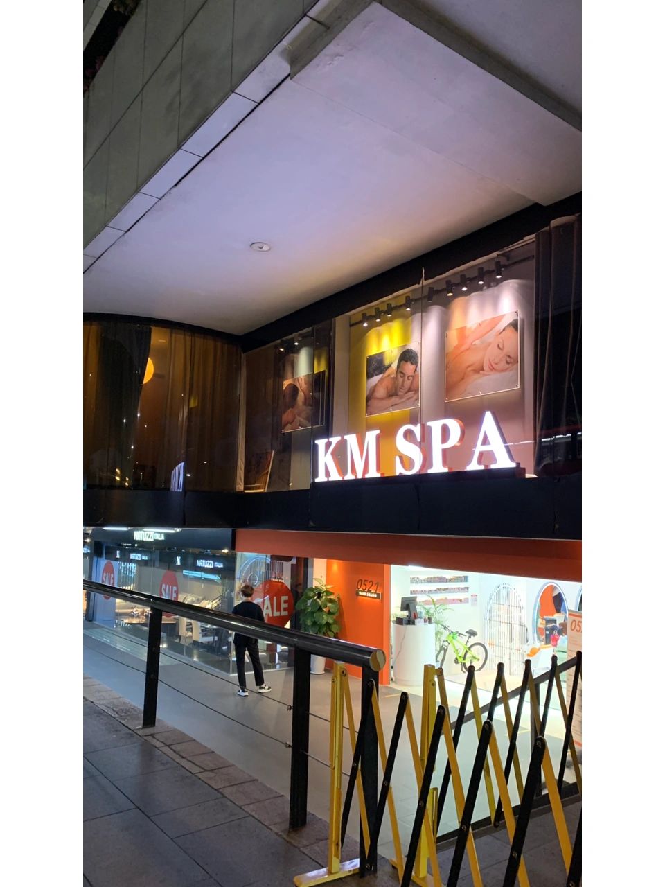 Singapore-KM SPA Singapore, warm essential oil and hot stone body massage for a pampering feel