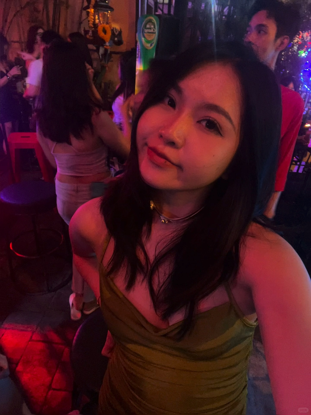 Bangkok-Drinking at the one bar on Khaosan Road in Bangkok, girls should stay away from Indians and Koreans