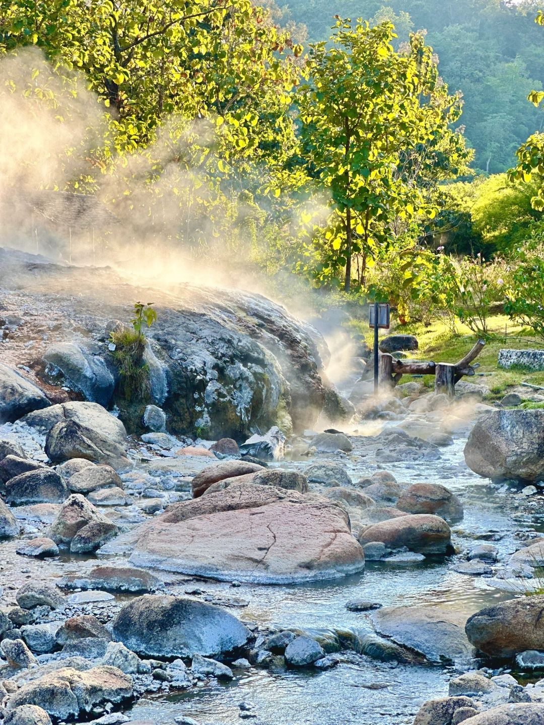 Chiang Mai-Mueang Paeng Hot Spring, a free hot spring in Bai County, Chiang Mai, has not yet been commercialized