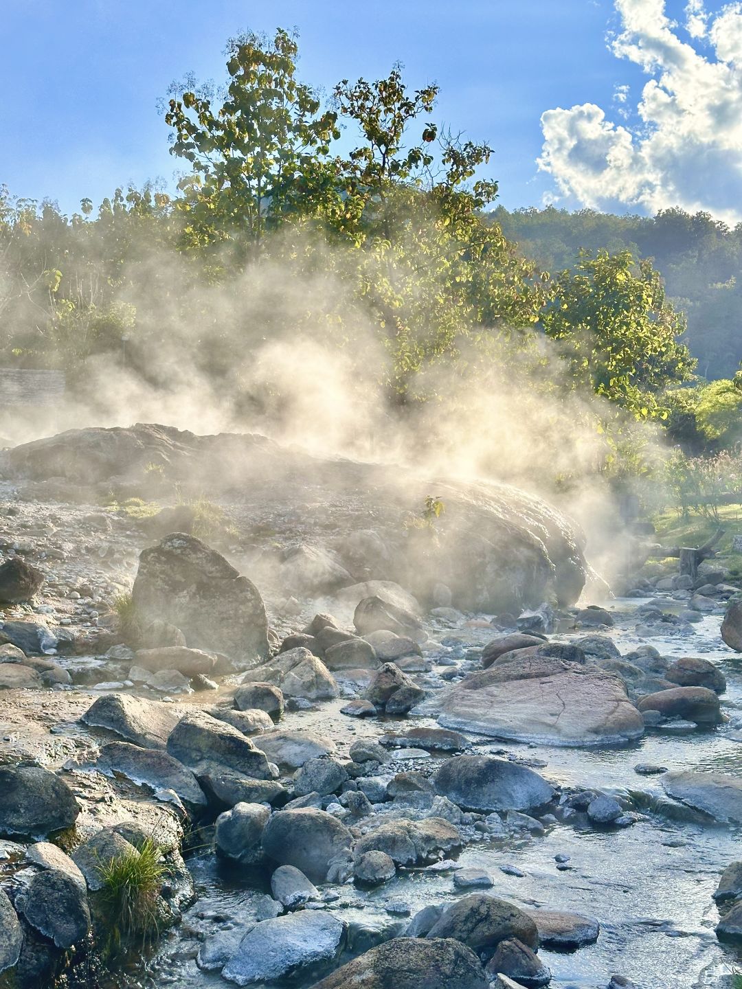 Chiang Mai-Mueang Paeng Hot Spring, a free hot spring in Bai County, Chiang Mai, has not yet been commercialized