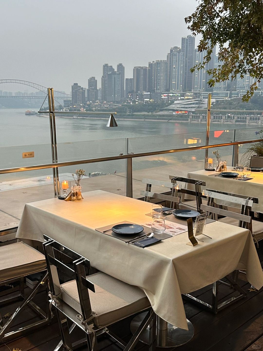 Chengdu/Chongqing-Chongqing North Lock Restaurant has a band performing on the terrace every night!