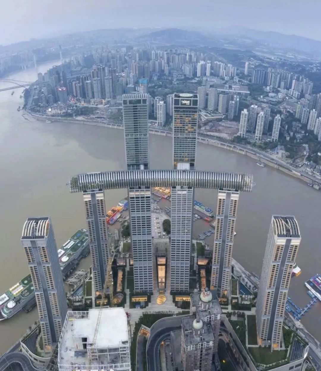 Chengdu/Chongqing-Chongqing Raffles Building is a comprehensive building that integrates shopping, sightseeing, and entertainment!