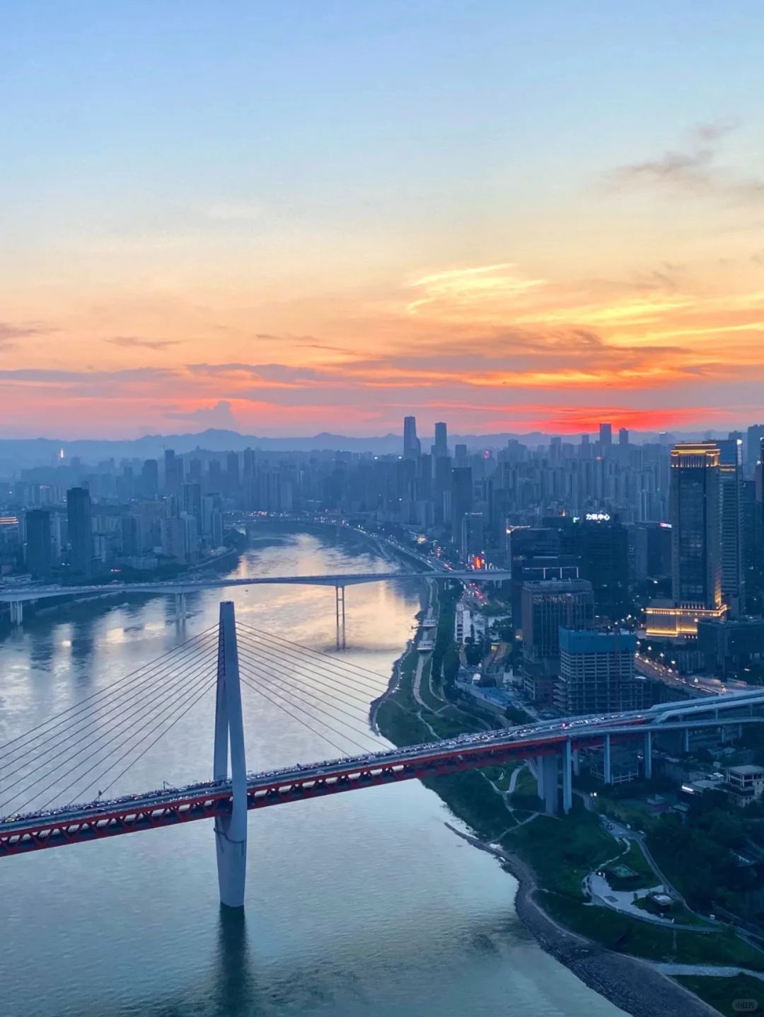 Chengdu/Chongqing-Chongqing Raffles Building is a comprehensive building that integrates shopping, sightseeing, and entertainment!