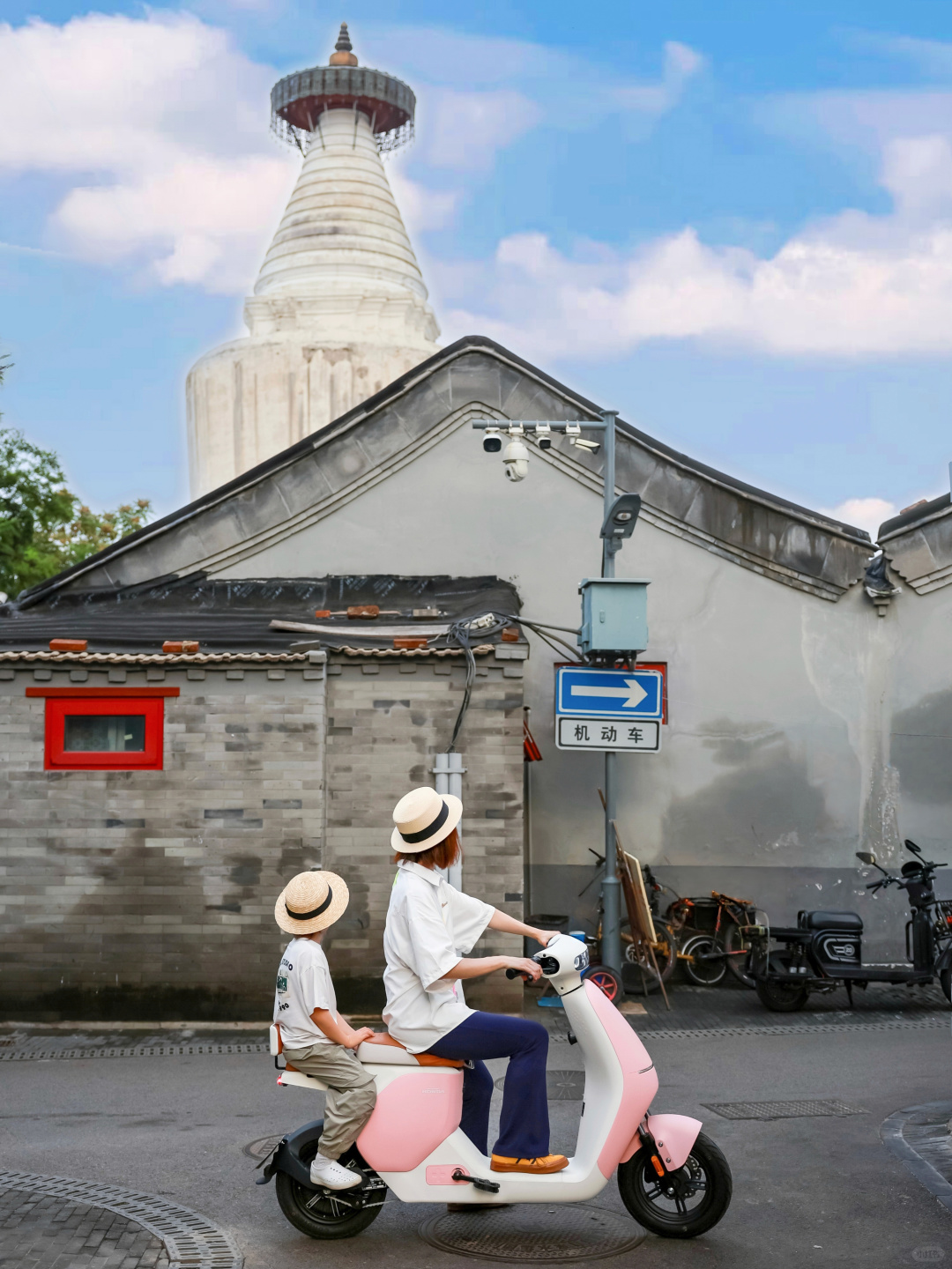 Beijing/Tianjin-The White Pagoda of Beijing, standing in a small alley 700 years ago, is shocking!