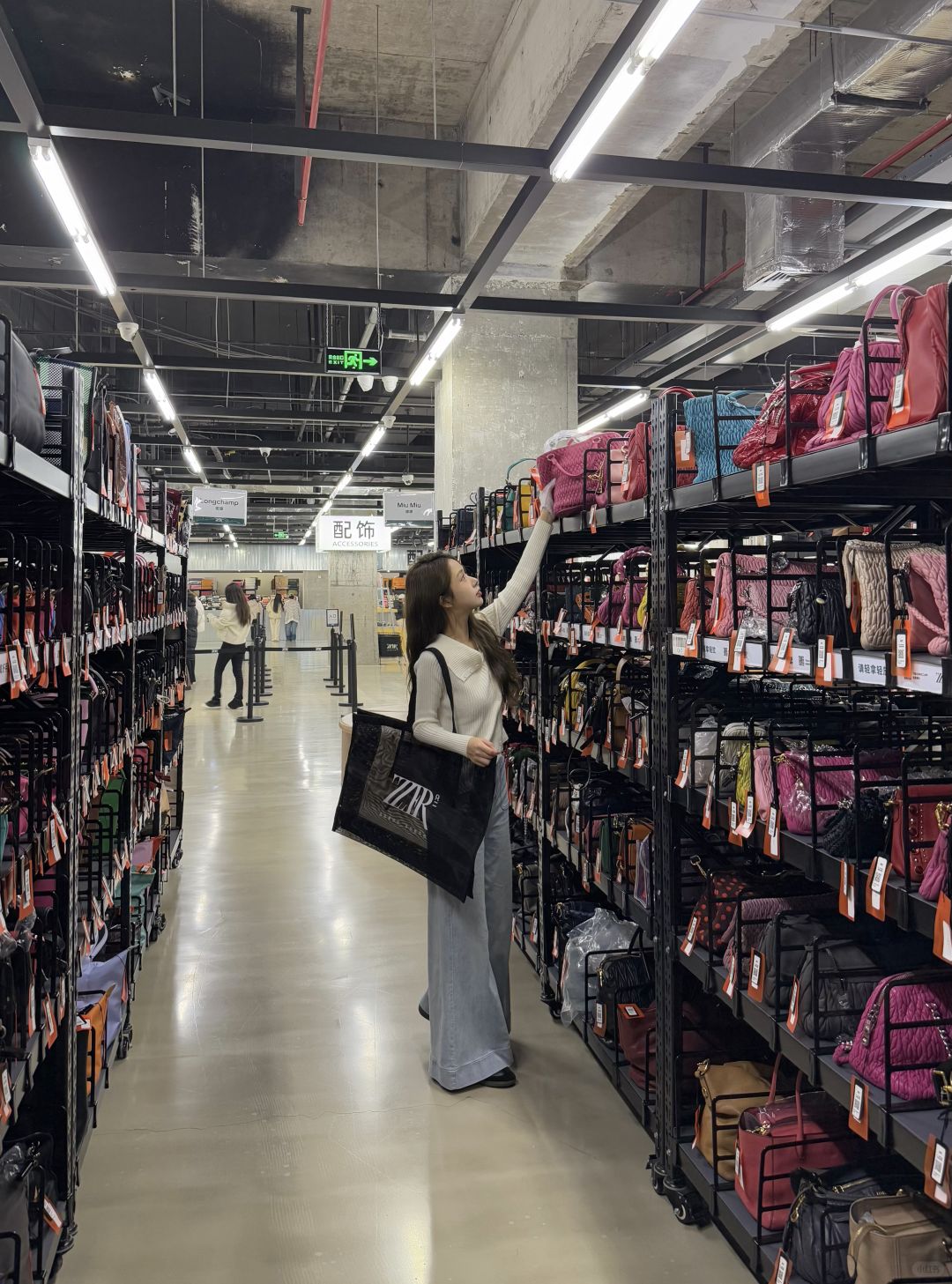 Shanghai/Hangzhou-Shanghai Hongqiao, with Chanel and Hermes all over the wall, looks very dazzling!