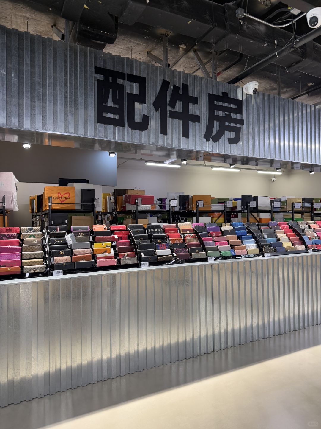 Shanghai/Hangzhou-Shanghai Hongqiao, with Chanel and Hermes all over the wall, looks very dazzling!