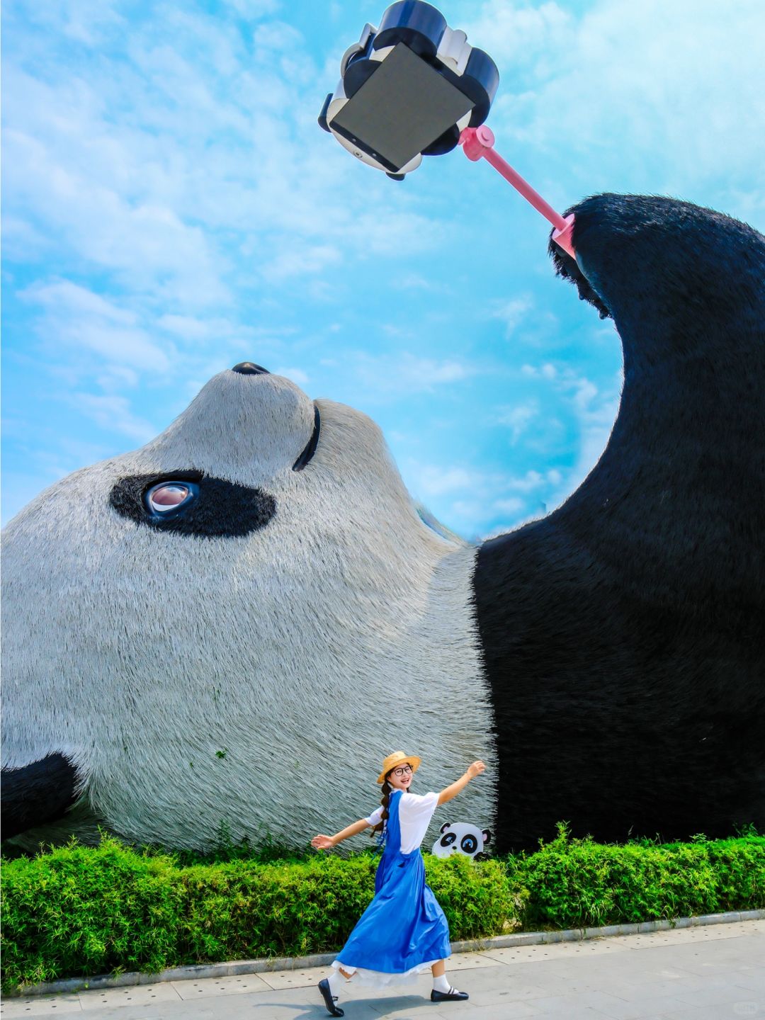 Chengdu/Chongqing-Chengdu Tianwo Square has the world's largest panda, don't miss it when traveling to Chengdu!