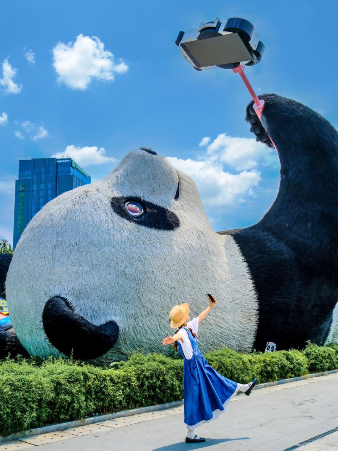 Chengdu/Chongqing-Chengdu Tianwo Square has the world's largest panda, don't miss it when traveling to Chengdu!