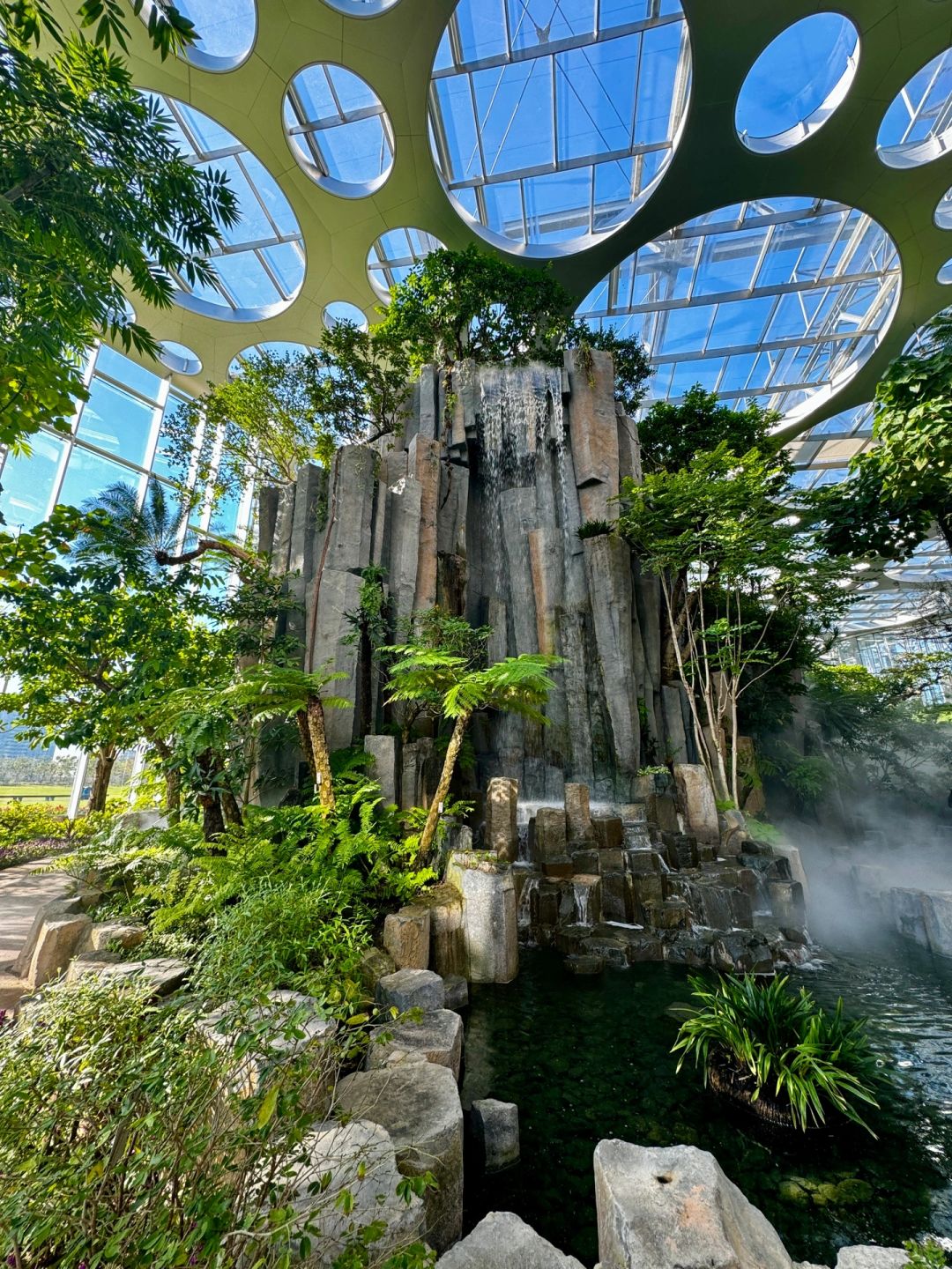 Shanghai/Hangzhou-At the Greenhouse Garden Exhibition Hall of Shanghai World Expo Park, the large underwater fish tank is very beautiful!