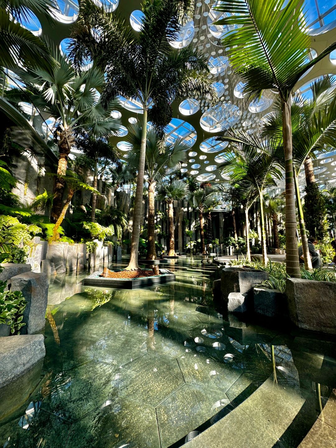 Shanghai/Hangzhou-At the Greenhouse Garden Exhibition Hall of Shanghai World Expo Park, the large underwater fish tank is very beautiful!