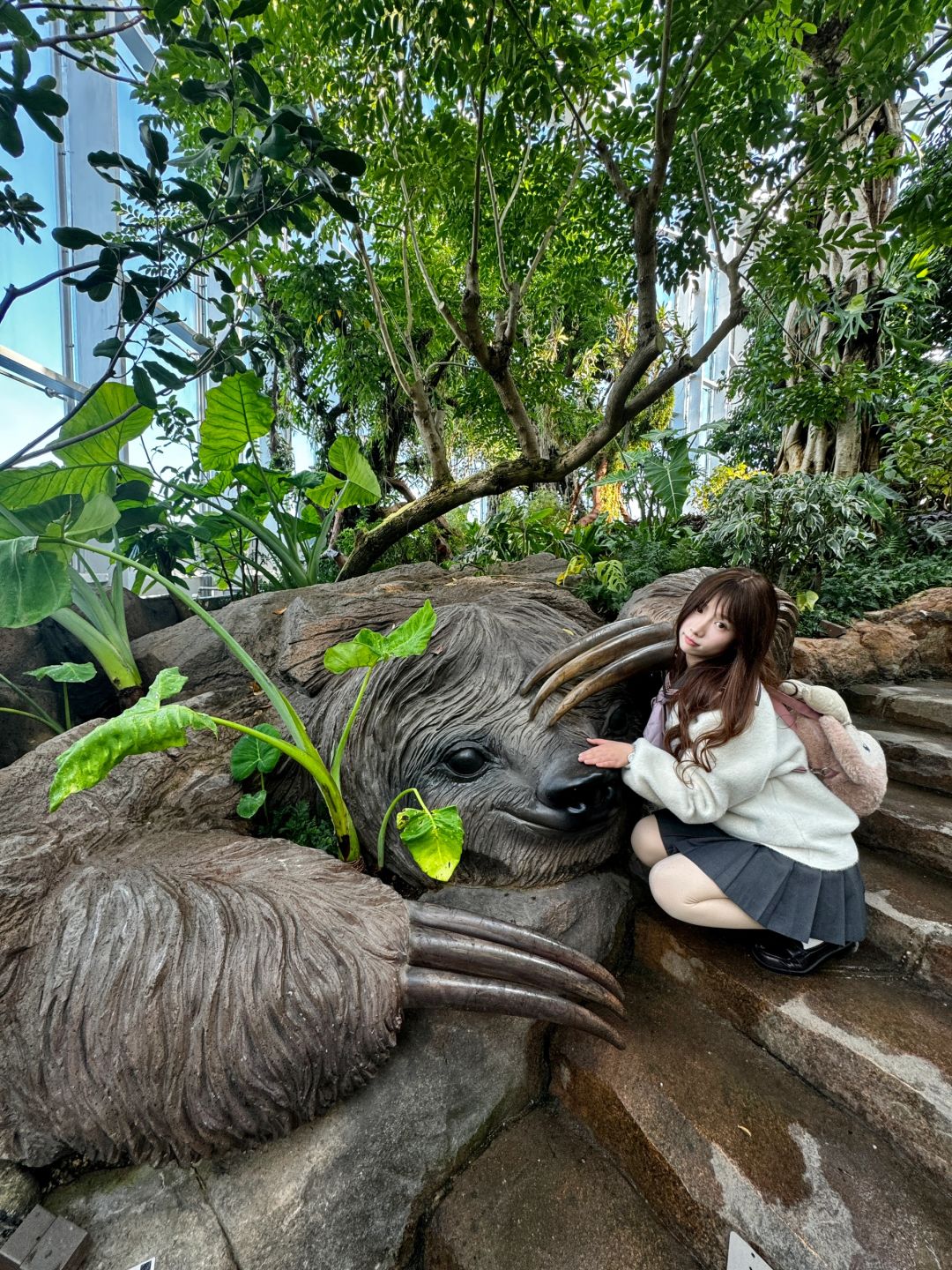 Shanghai/Hangzhou-At the Greenhouse Garden Exhibition Hall of Shanghai World Expo Park, the large underwater fish tank is very beautiful!