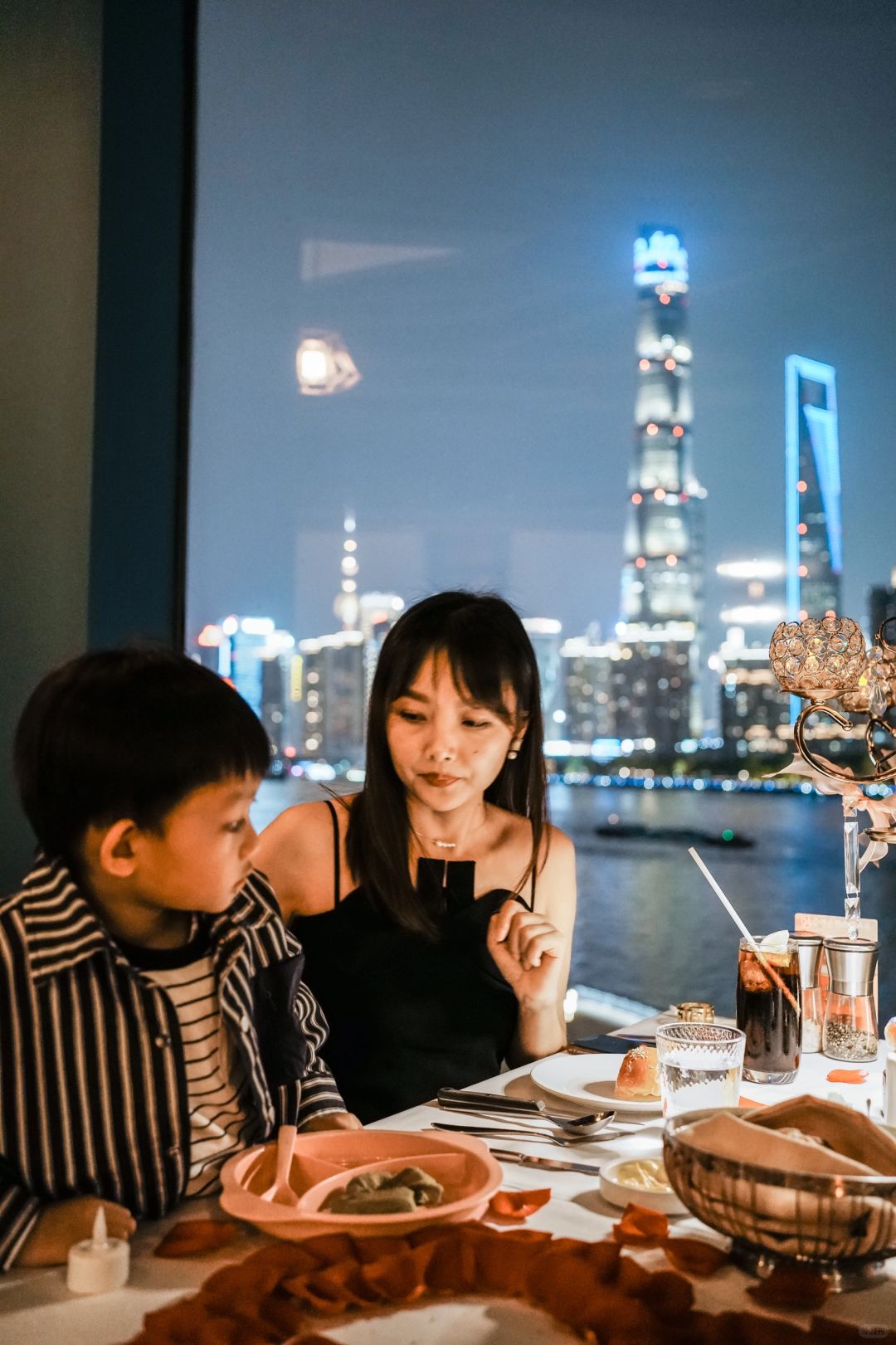 Shanghai/Hangzhou-The Kaiserin Bund K Restaurant in Shanghai has a beautiful night view with a sense of ceremony and atmosphere!