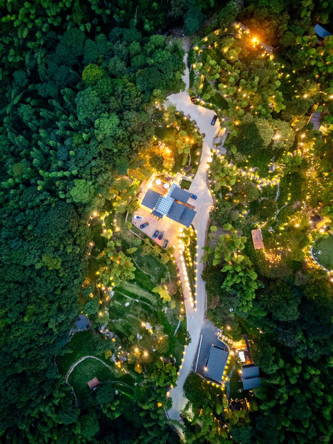 Changsha-Liuyang, Hunan, when the lights on the mountain light up, it's like the animated world of Hayao Miyazaki!