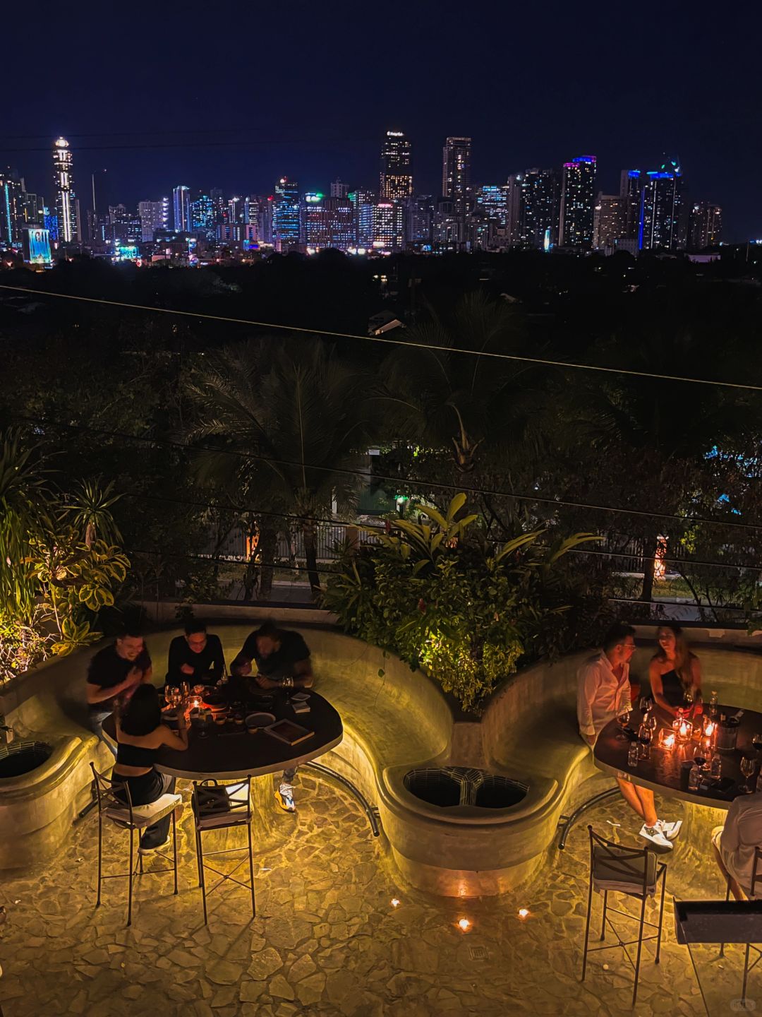 Manila/Luzon-Dr.wine Bar on the rooftop has a great atmosphere and night view. We recommend the red wine beef and salad.