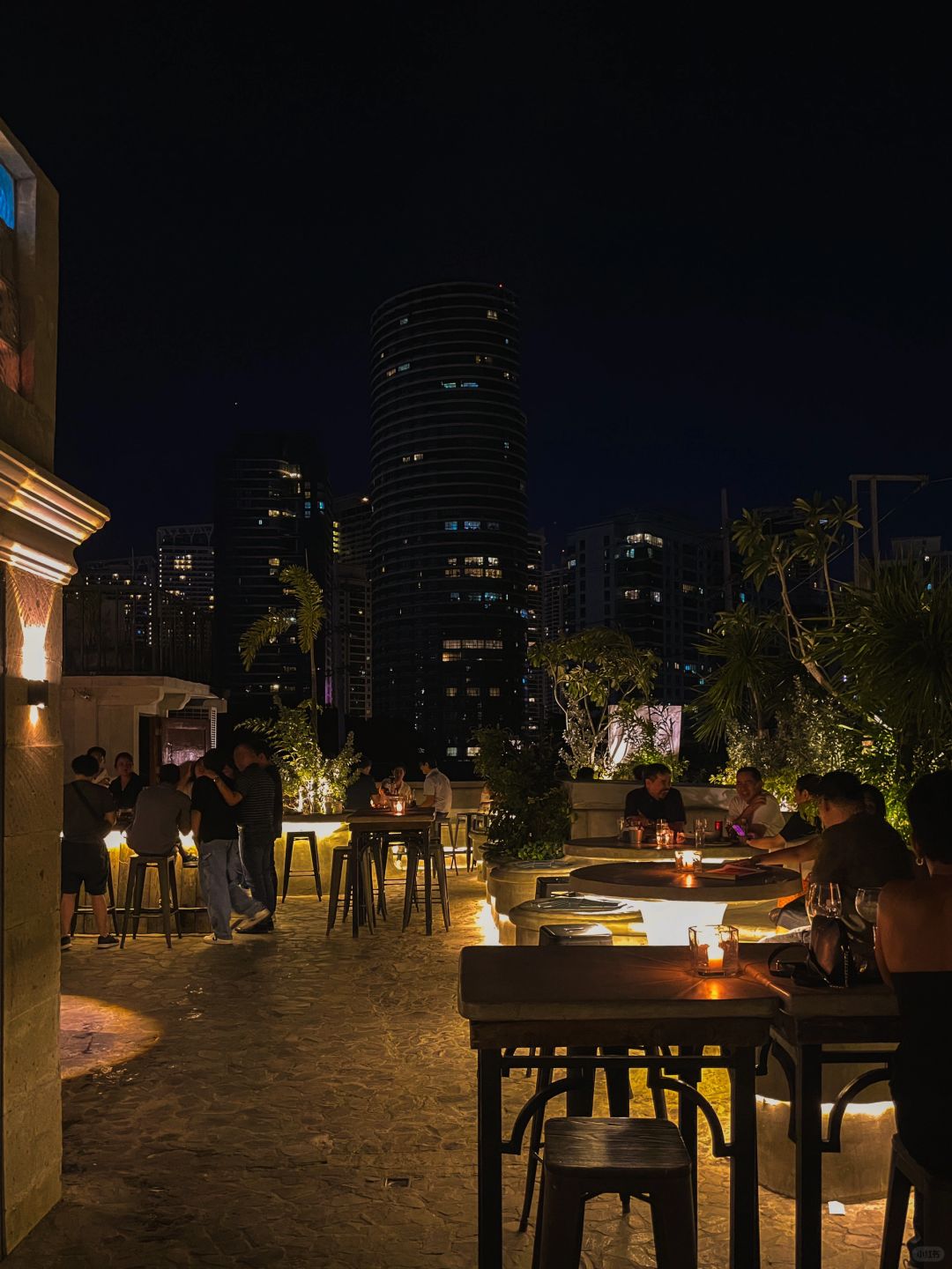 Manila/Luzon-Dr.wine Bar on the rooftop has a great atmosphere and night view. We recommend the red wine beef and salad.