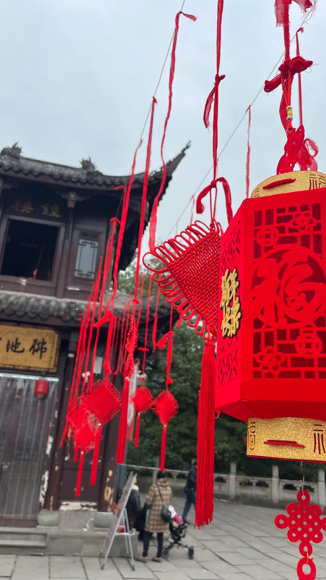 Chengdu/Chongqing-In Huayan Temple of Chongqing, I pray for blessings and wisdom to be added to my career!