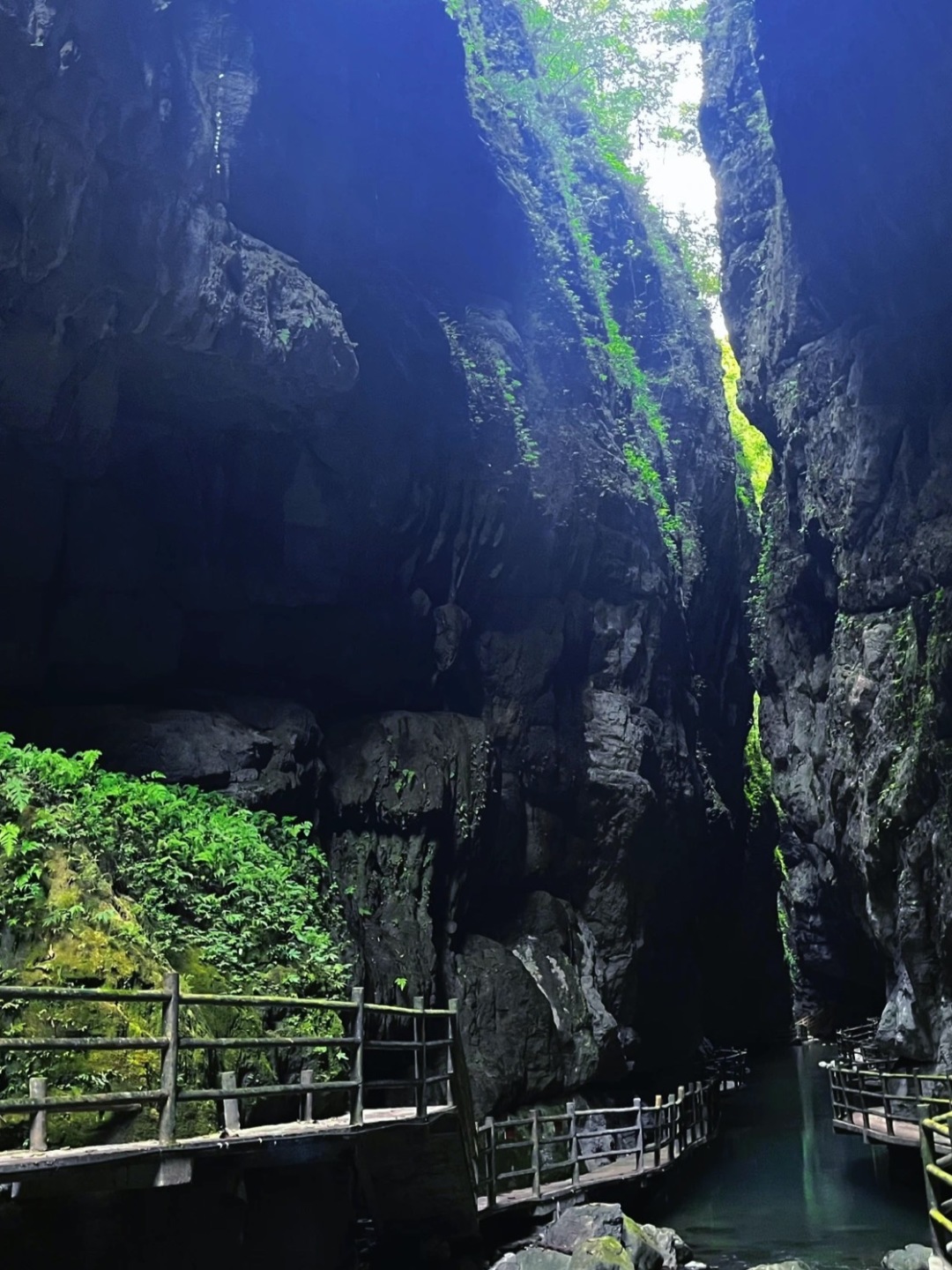 Chengdu/Chongqing-Enjoy the thrilling thrill of walking on cliffs and rapids in Wulong, Chongqing!