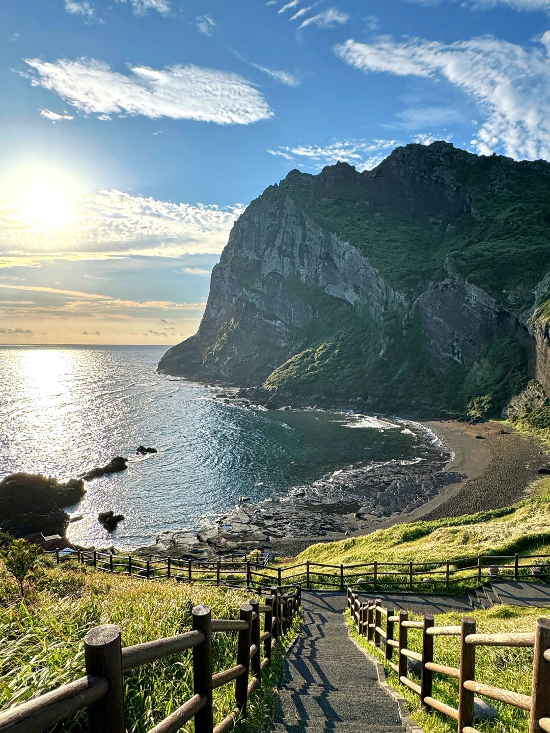 Busan/Jeju-Jeju Seongsan Ilchulbong, Huge rock mountain formed by an underwater volcanic eruption 100,000 years ago